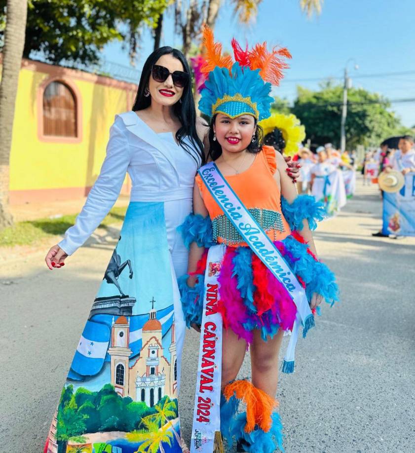 La maestra junto a su intititución recorrió las calles sampedranas robándose las miradas de la población por su estilo y elegancia en los desfiles patrios 2024.