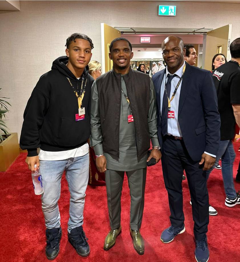 David Suazo aprovechó para tomarse una foto con su hijo y con Samuel Eto’o, la leyenda de Camerún.