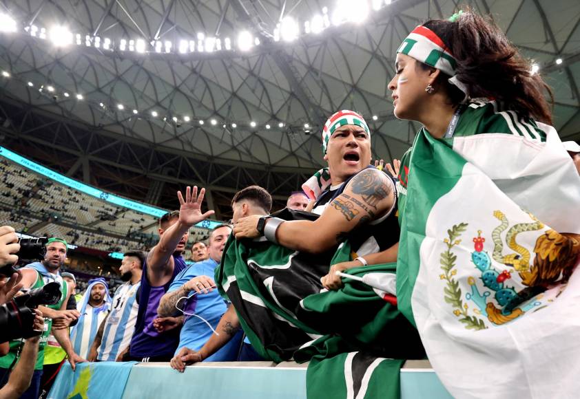 En las graderías aficionados mexicanos y argentinos se pelearon cuando estaban dentro del estadio.