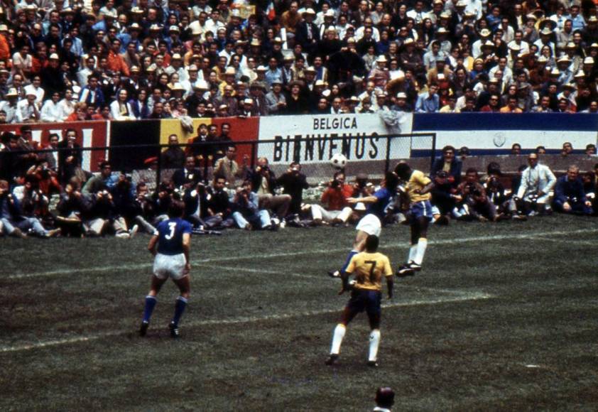 Tras una triste participación en el Mundial 1966, Pelé renunció a la selección brasileña, a la que volvió más tarde para la Copa del Mundo de México 1970. Y la ganó. En la imagen durante la final entre Brasil e Italia.