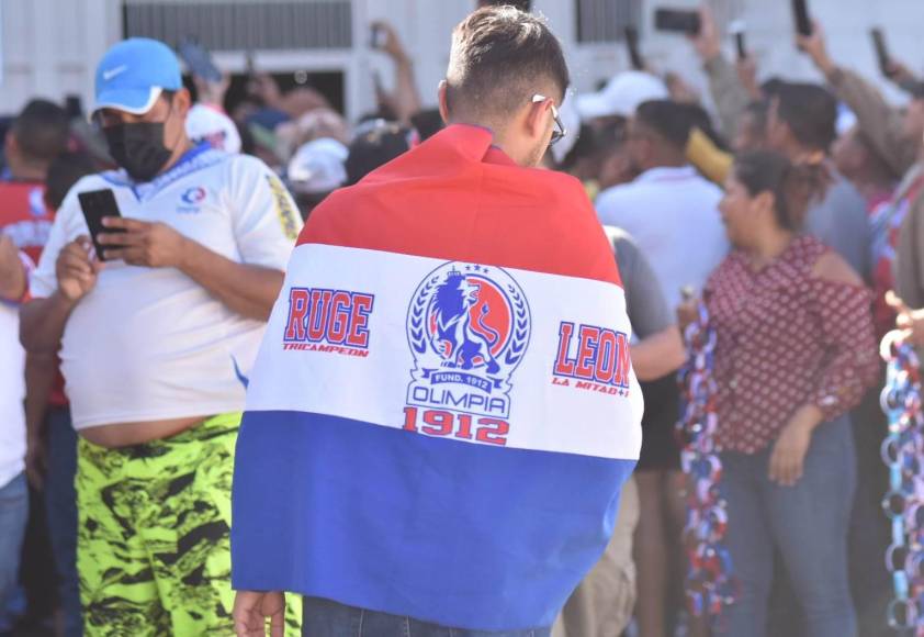 Las banderas de Olimpia no podían hacer falta y este seguidor del Albo llegó con la suya.