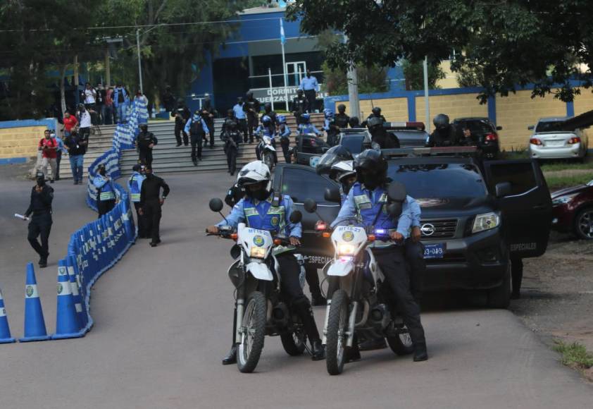 Un fuerte contingente policial resguardó la llegada de Matta. 