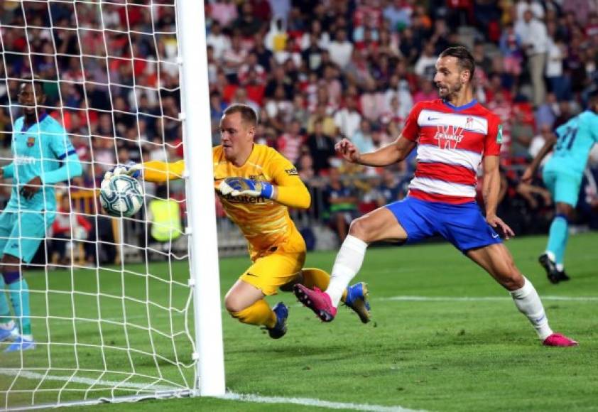 Ter Stegen salvó al Barcelona del tercer gol del Granada.