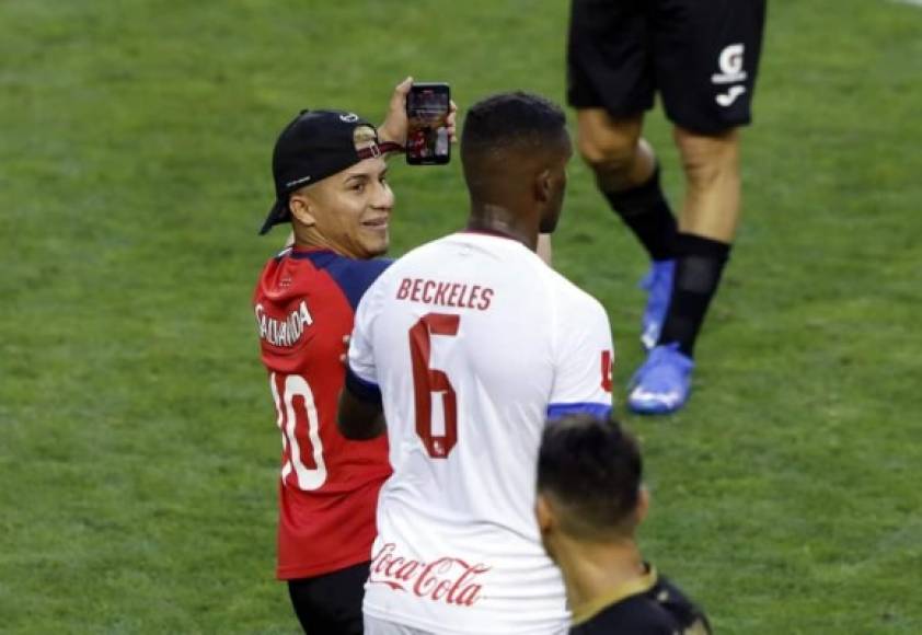 El espontáneo que entró a la cancha se tomó una selfie con Brayan Beckeles.