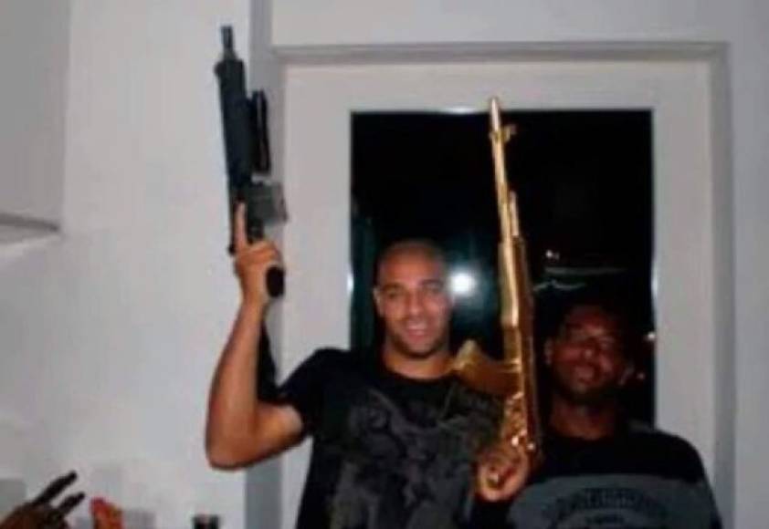 <br/>Adriano.<br/><br/>El brasileño causó polémica cuando se fotografió con un AK 47.