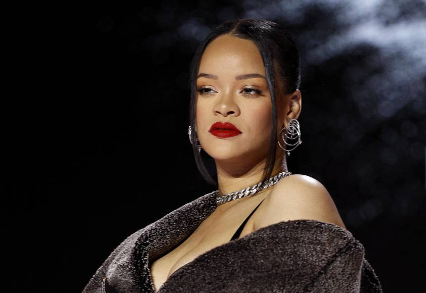 En 2019, Rihanna afirmó haber rechazado participar en este mismo espectáculo en solidaridad con Colin Kaepernick, el ex ‘quarterback’ de los San Francisco 49ers que se convirtió en un símbolo de la lucha contra el racismo y la brutalidad policial arrodillándose durante el himno estadounidense previo a los partidos. 