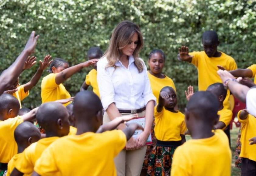 En un conmovedor gesto, los niños oraron por la primera dama estadounidense antes de que ella se retirara del orfanato.