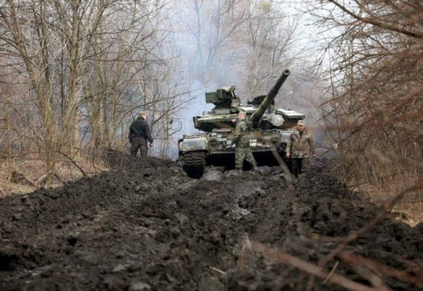 Ukrainian servicemen work on their tank close to the front line with Russian-backed separatists near Lysychansk, Lugansk region on April 7, 2021. - Ukrainian President Volodymyr Zelensky has urged NATO to speed up his country's membership into the alliance, saying it was the only way to end fighting with pro-Russia separatists. (Photo by STR / AFP)