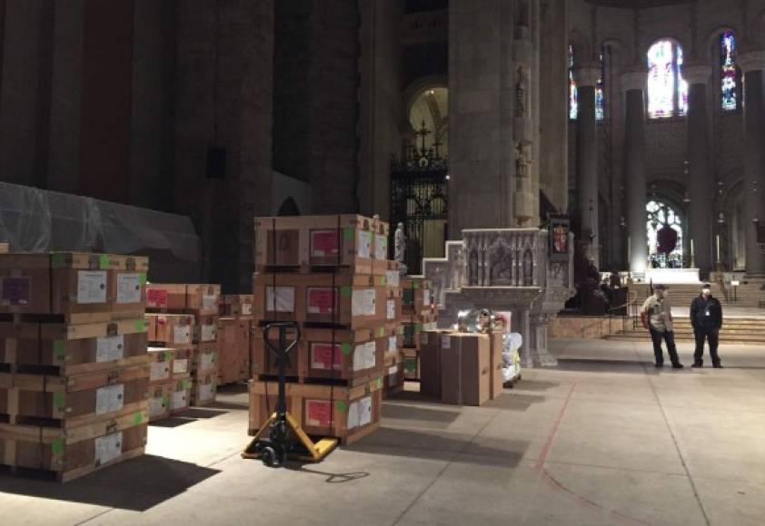 Los bancos fueron retirados de la cavernosa nave central de la catedral, el mayor edificio gótico del mundo.