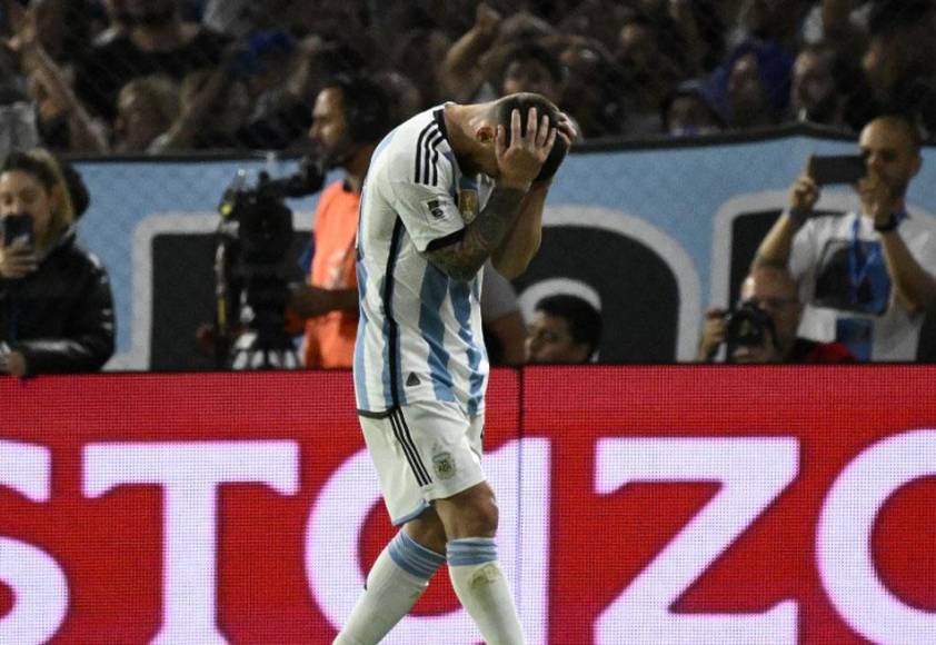 Messi no podría creer el mal accionar suyo y de sus compañeros. 