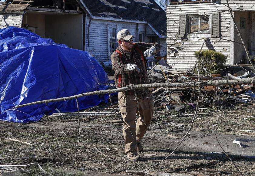 La gobernadora de Arkansas, Sarah Huckabee Sanders, declaró el estado de emergencia el viernes después de que las autoridades informaran de la muerte de un vecino de North Little Rock y de otras cuatro personas en Wynne, en tornados separados.