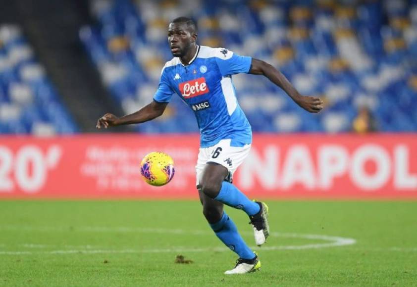 El Manchester City habría ofrecido 63 millones de euros al Napoli para hacerse con los servicios de Kalidou Koulibaly y reforzar así la línea defensiva del equipo. Sin embargo, el presidente del conjunto napolitano Aurelio De Laurentiis pide al menos 70 millones de euros, aunque el trato se puede cerrar por el dinero que habría ofrecido el club citizen. De esta manera, el Manchester City sumaría un nuevo componente a su renovada zaga con el fichaje hace unos días de Nathan Ake y la posible salida de John Stones al Chelsea.