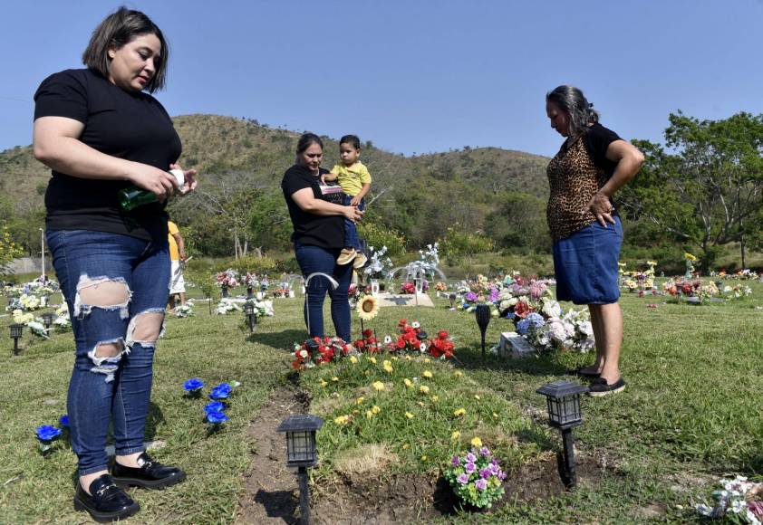 El lente de LA PRENSA Premium acompañó a su familia al camposanto, donde todos los domingos visitan su tumba y le llevan arreglos florales como una forma de recordar a la maravillosa niña que fue.