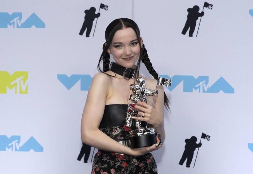 La cantante y compositora Dove Cameron se fue a casa con el galardón a Mejor Artista Nuevo.