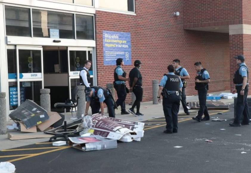 La policía arrestó a más de un centenar de personas mientras saqueaban varias tiendas en el centro de la ciudad.