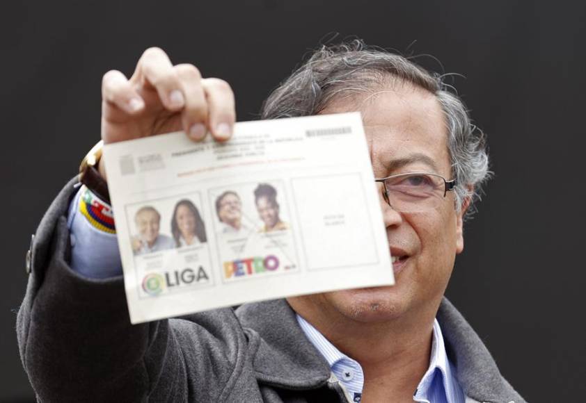 En paz y masiva participación se realiza segunda vuelta presidencial en Colombia (Fotos)