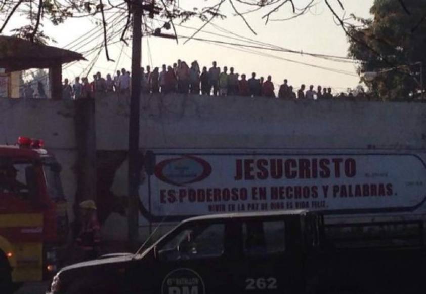 Los reclusos se subieron al techo del Centro Penal de San Pedro Sula.