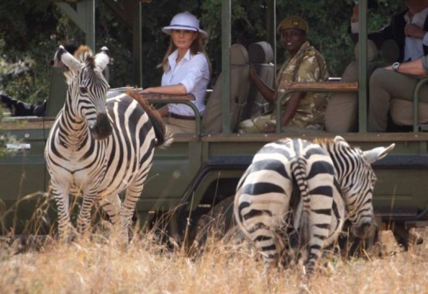 Melania hizo fotos con su teléfono móvil a las cebras, jirafas e impalas que se cruzaron en su recorrido.<br/>