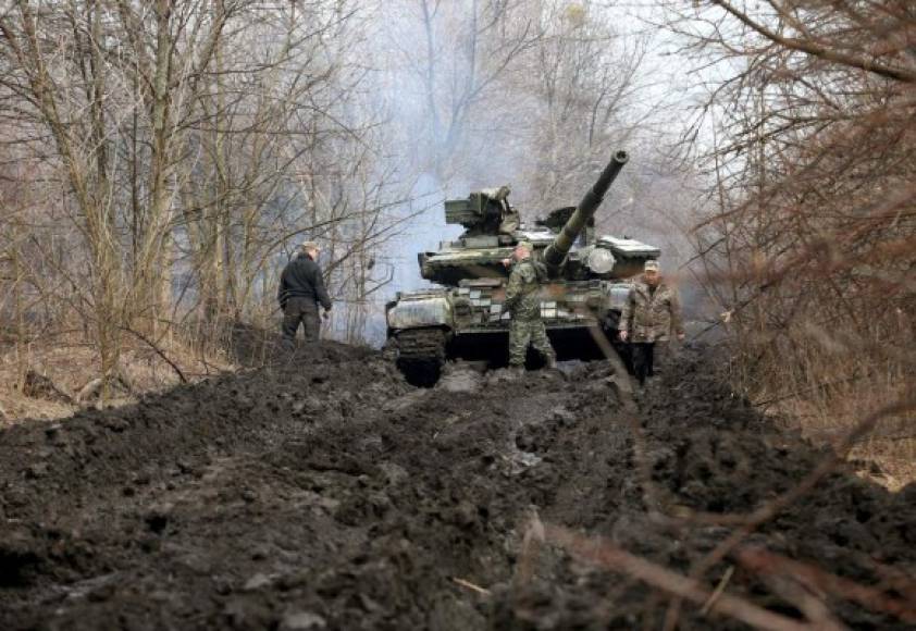 Ucrania ha alertado en las últimas semanas sobre el refuerzo de la presencia militar rusa cerca de su frontera y en Crimea, anexionada en 2014 por Rusia, además del incremento de las violaciones del alto el fuego en el Donbás, donde desde 2014 se enfrentan el Ejército ucraniano y los separatistas prorrusos.