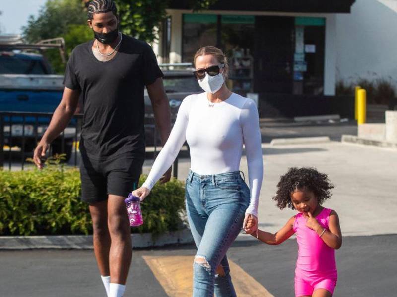 Tristan Thompson en una foto de archivo con Khloé Kardashian y su hija True.