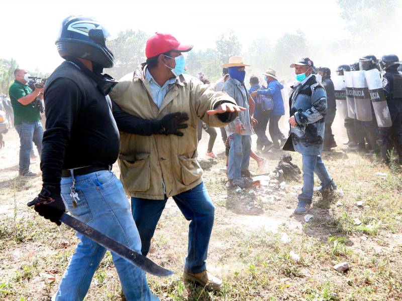 Un nutrido grupo de policías antimotines intentaron ejecutar el desalojo, pero los pobladores, entre el llanto desconsolado y su malestar, se enfrentaron a las fuerzas de seguridad.