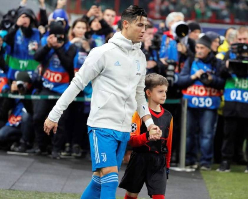 Cristiano Ronaldo salió al campo del RZD Arena de Moscú acompañado de la mano con un niño.
