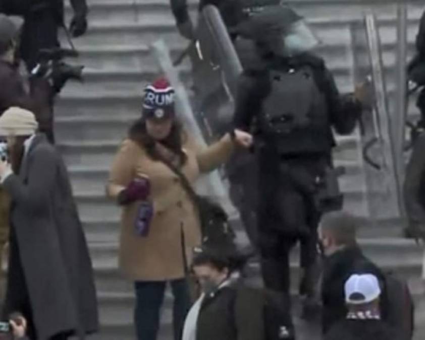 El video de un oficial de la policía ayudando gentilmente a bajar las escaleras a una seguidora de Trump que invadió el Capitolio se viralizó en redes sociales donde muchos señalaron el trato diferenciado a los manifestantes blancos contra la dura represión sufrida por los afroamericanos de las marchas de Black Lives Matter (las Vidas de los Negros Importan).