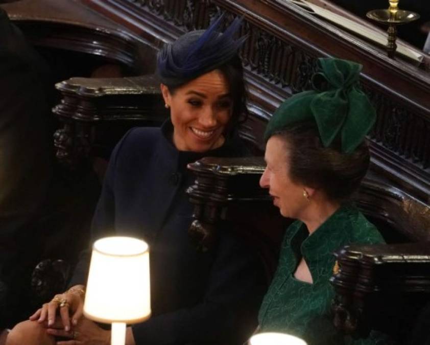 Parece que Meghan Markle cada vez se adapta mucho más al mundo de la realeza, ya que durante la boda se le captó teniendo una amena platica con la princesa Anne de Gran Bretaña.