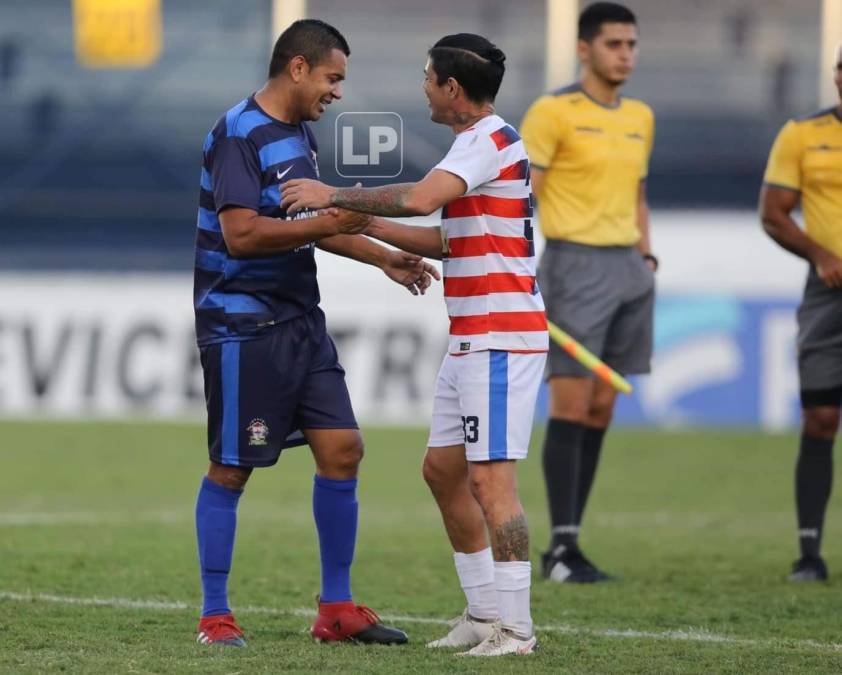 El uruguayo Ramiro Bruschi estrecha la mano de Amado Guevara, el eterno capitán de Motagua.