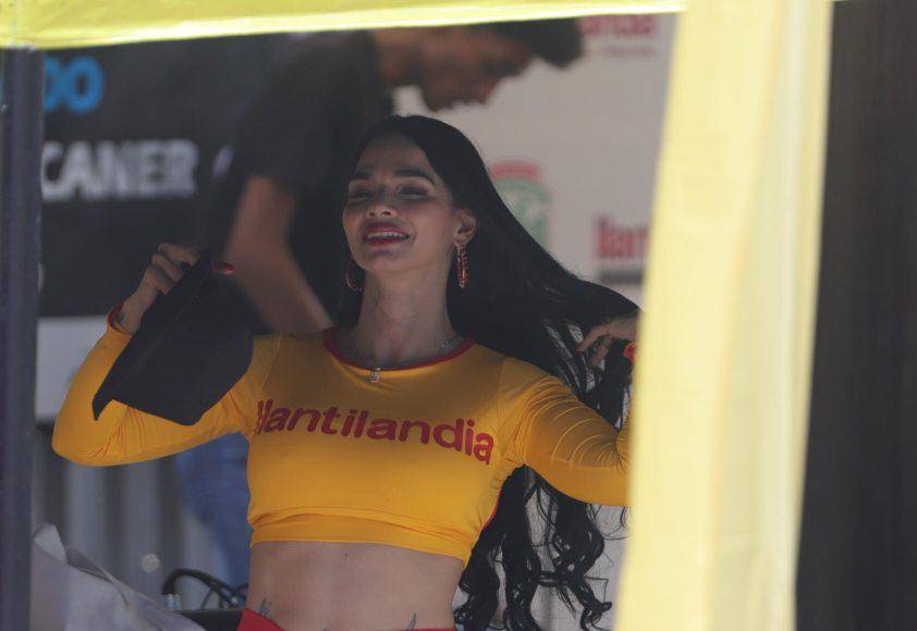 Las edecanes se roban las miradas en las afueras del estadio.