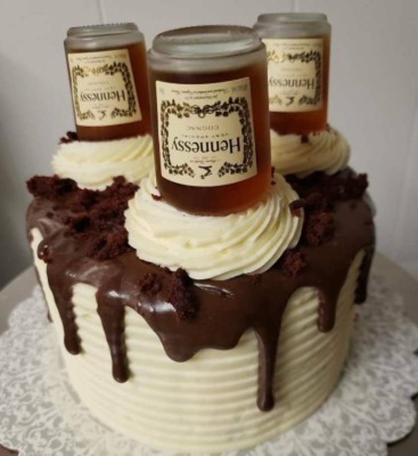 Ingenio. La idea de agregar licor a sus pasteles es lo que lo hizo popular en el mundo de los famosos. “Soy un estudiante de mi profesión, continúo aprendiendo de la gente que lo hizo antes de mí, tomo notas de los más grandes en la industria. Había uno de ellos, llamado Blaze, vi que él hacía pasteles con bebidas alcohólicas, nunca he probado su producto; pero él me inspiró a hacer lo mío, creé mis propios sabores y llegó el éxito”, relata con entusiasmo.