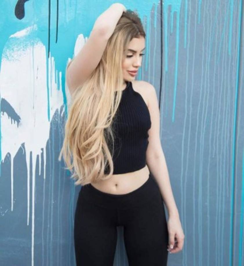 Alexa ha posado en una serie de fotos en donde se le ve sonriente con diferentes estilos maquillajes.