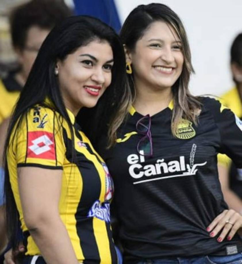 Estas hermosas españolistas adornaron el estadio Morazán.