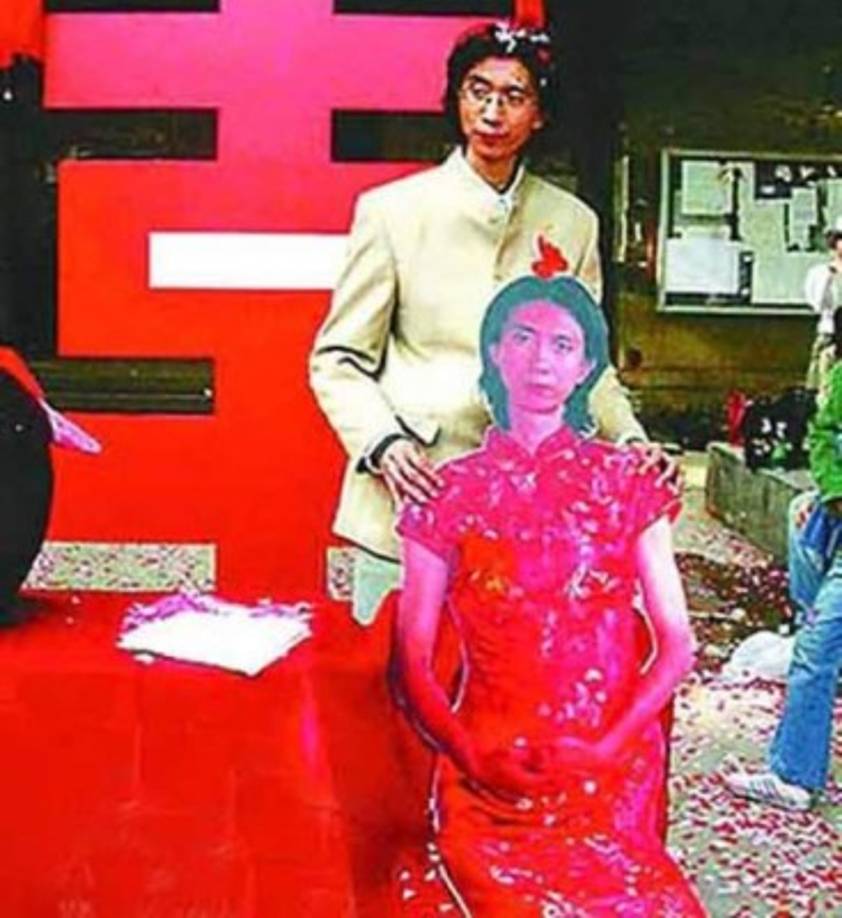 Este hombre se ama tanto que hasta ¡se casó con él mismo! De 39 años de edad, Liu Ye de la ciudad de Zhuhai, China, se casó en frente de más de 100 personas en un patio tradicional. Él, y la espuma del recorte de sí mismo en un vestido de novia de color rojo, fueron atendidos por una dama de honor y un padrino de boda. Al salir, se inclinó a los antepasados ya los altos huéspedes a cambio de bendiciones. Lui niega ser gay, pero dice que podría ser 'un poco narcisista', según informó la prensa local. 'Hay muchas razones para casarse con mi mismo, pero la principal es expresar mi insatisfacción con la realidad', dijo Liu. 'Mi definición del matrimonio es diferente de los demás.'