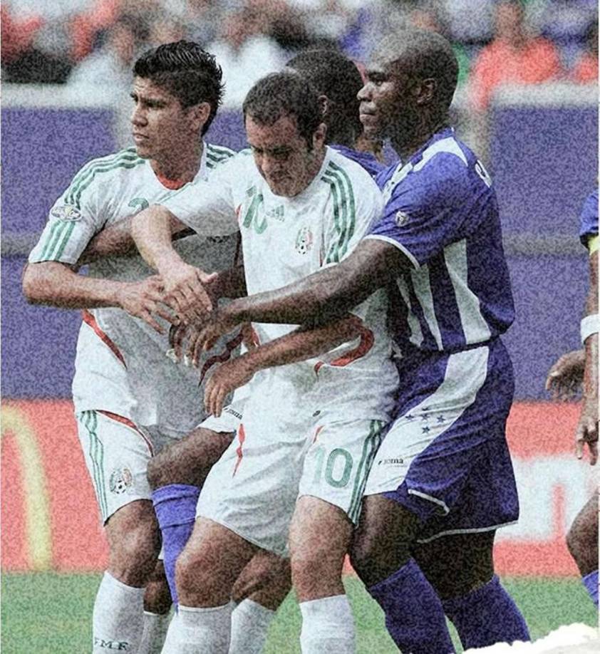 El catracho se mofó del delantero y le lanzó un beso, a lo que el ‘Cuau’ respondió con un codazo que el árbitro logró ver y expulsó al mexicano. El duelo finalizó con victoria para Honduras de 2-1 sobre México.