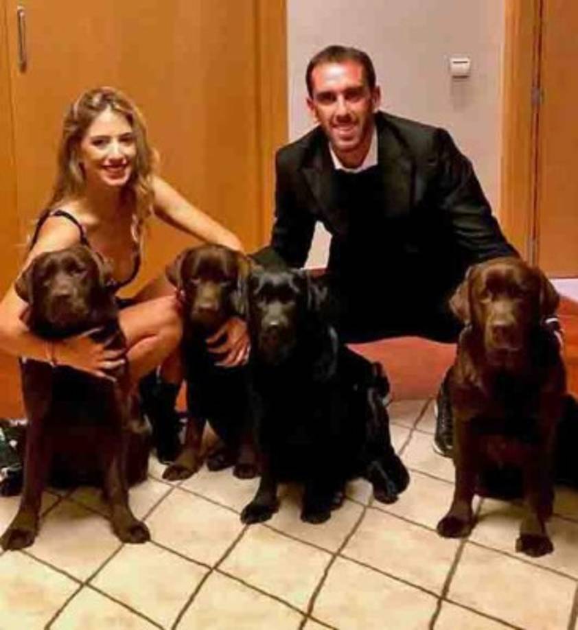 Diego Godín sorprendió al subir esta foto, le dio la bienvenida al 2019 con su esposa y perros.