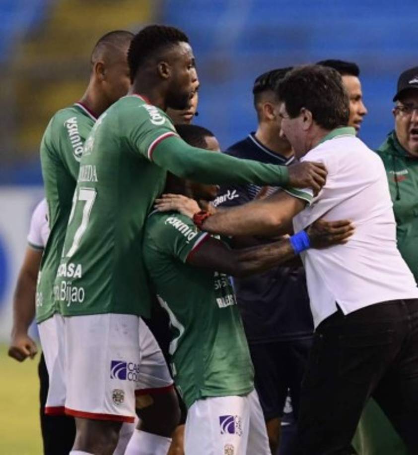 El entrenador Héctor Vargas tuvo que ser controlado por los jugadores del Marathón.