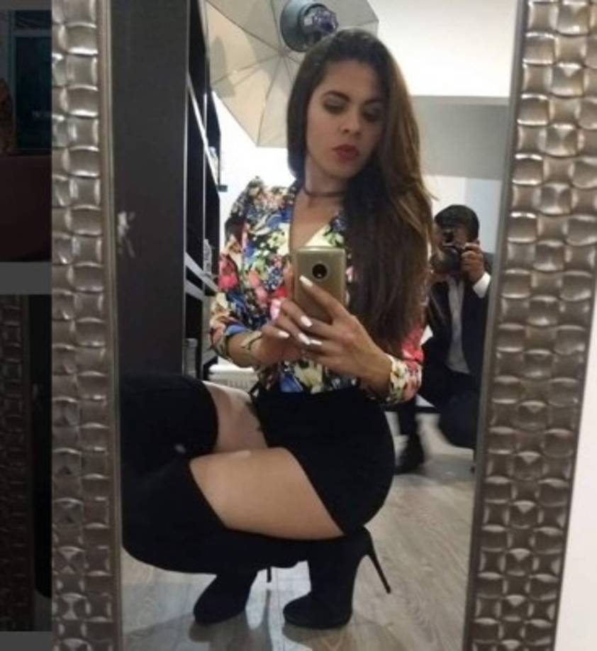 La aspirante a legisladora realiza proselitismo con fotografías suyas de todo tipo, incluyendo en traje de baño.