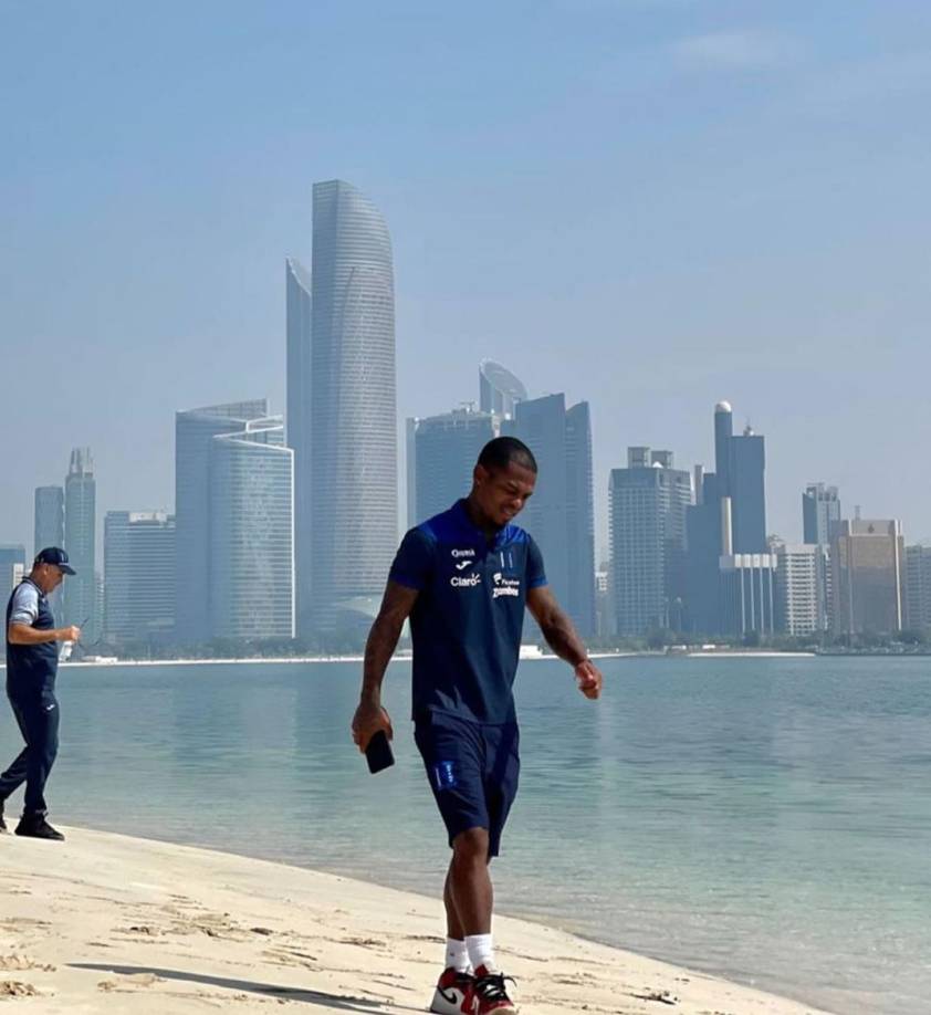 Edwin Solani Solano fue convocado a la Selección pese a no jugar con el Marathón y no perdió la oportunidad para sacarse un par de fotos en Abu Dabi.