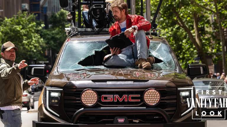 David Leitch dirige al actor Ryan Gosling en una escena de “Profesión peligro”.