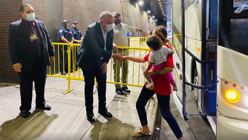 Texas envía a Los Ángeles un autobús con decenas de migrantes