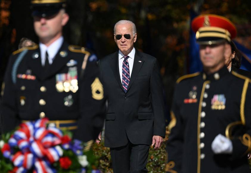 En la gala honorífica, le acompañó al presidente su familia Biden quienes estuvieron primera fila condecorando a los soldados por su labor y entrega a los Estados Unidos.