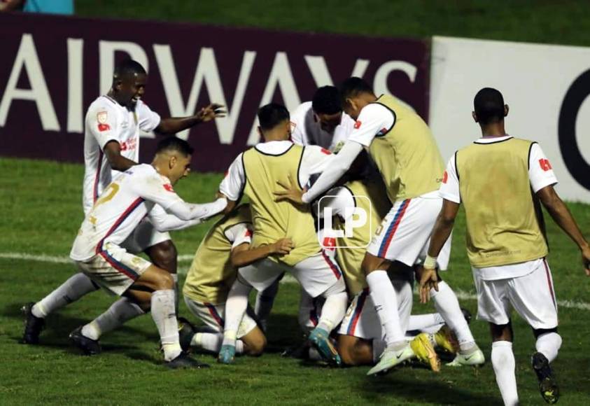 Los jugadores del Olimpia celebrando el golazo con Carlos ‘Mango‘ Sánchez.