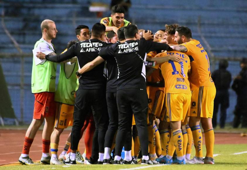 Jugadores de Tigres celebrando el gol del colombiano Luis Quiñones ante Motagua.