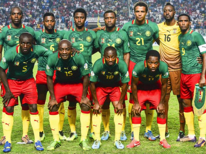 Los jugadores de la selección camerunesa (primera fila, de izda a dcha) Dany Nounkeu, Pierre Webo, Eyong Enoh y Jean Makoun; (fila de atrás, de izda a dcha) Allan Nyom, Alex Song, Nicolas N'Koulou, Aurelien Chedjou, Joel Matip, el portero Charles Itandje y el capitán Samuel Eto'o.
