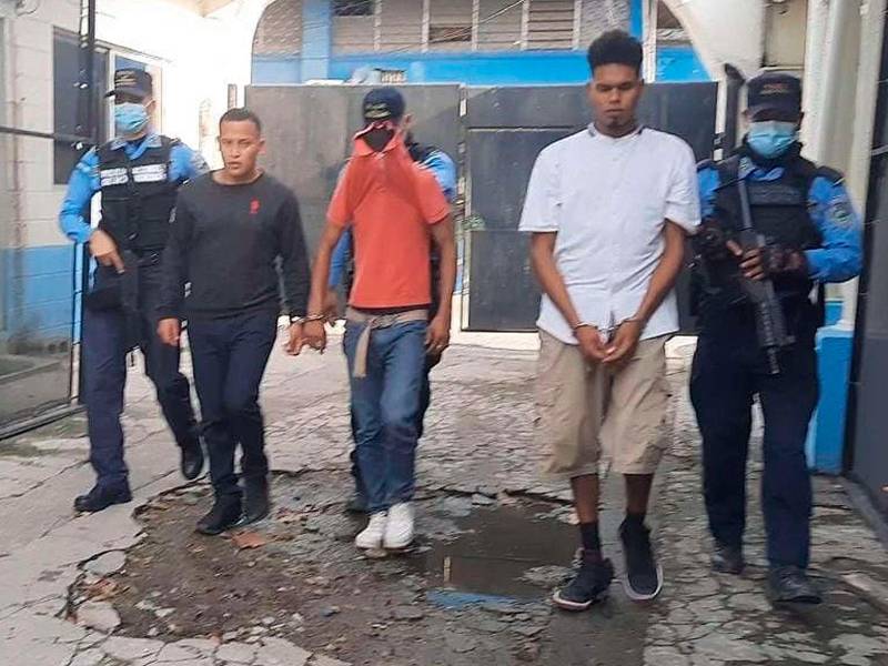 Los tres supuestos miembros de la Pandilla 18 fueron aprehendidos en el barrio Guamilito.