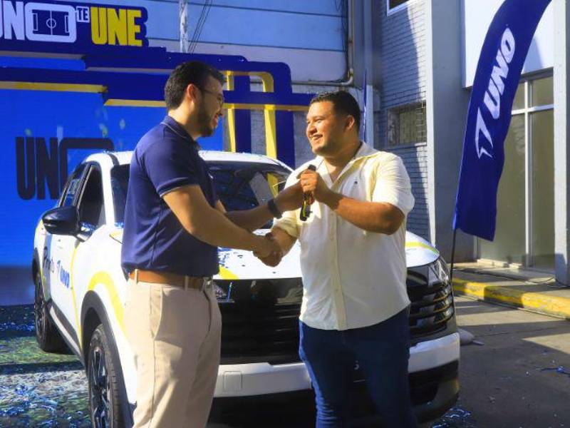 Bryan Salvador Mejía Álvarez recibe la llave del Nissan Kicks de manos de Eduardo Idiáquez, coordinador de Mercadeo de UNO.