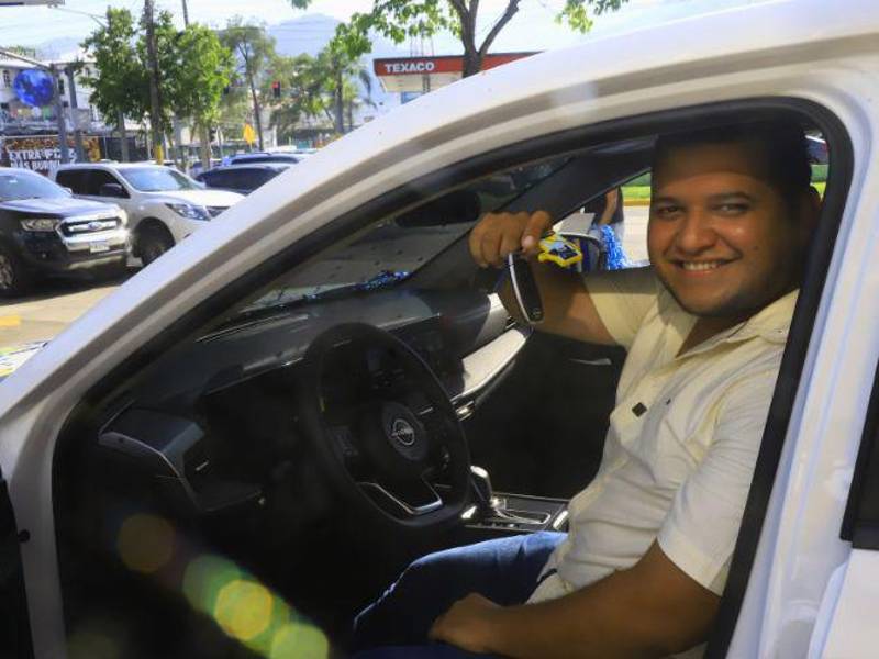 Bryan Salvador Mejía Álvarez se subió a su nuevo vehículo que recibió gracias a que descargó la aplicación UNO Plus, se registró y participó en la promoción.