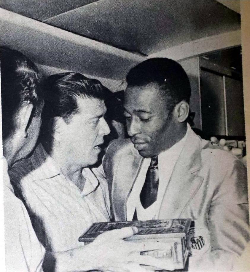 Ciudadano honorario: ‘O Rei’ recibió de parte de autoridades de la Municipalidad de San Pedro Sula las llaves de la ciudad.