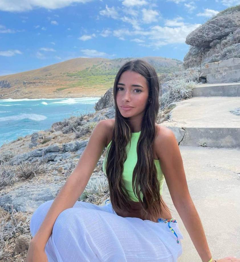 Algunos usuarios en las redes <b>especulan sobre que Pelayo es la misma chica que le entregó una papel con su número</b> de teléfono durante una firma de camisetas citada anteriormente.